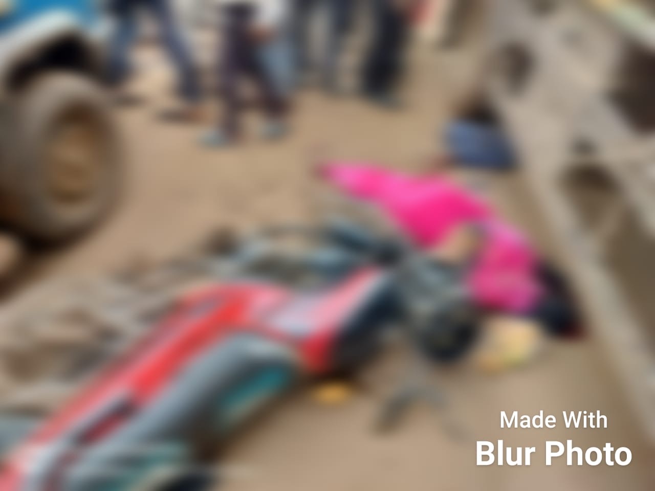 तिल्दा नेवरा : शशाहोली में हुई इस दुखद घटना में एक महिला की मौत हो गई और उसका पति घायल हो गया। यह दुर्घटना उस समय हुई जब स्वराज मजदा एक मोटरसाइकिल से टकरा गया। हादसे की सूचना मिलते ही स्थानीय पुलिस और चिकित्सा दल मौके पर पहुंचे।
