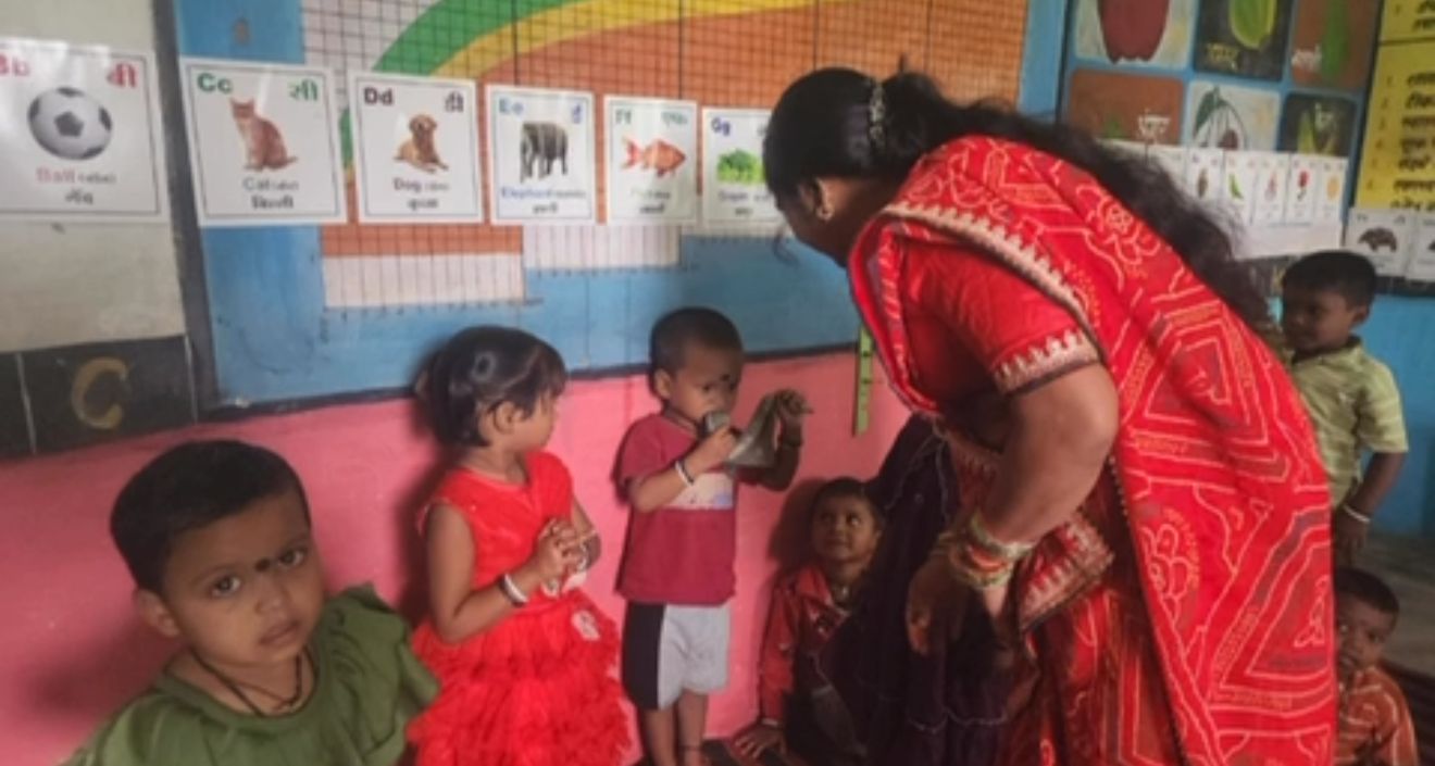 ज़िला पंचायत सभापति श्रीमति शैल महेंद्र साहू ने आँगनबाड़ी केंद्रों का किया निरीक्षण, बच्चों के पोषण और शिक्षा पर दिया विशेष ध्यान