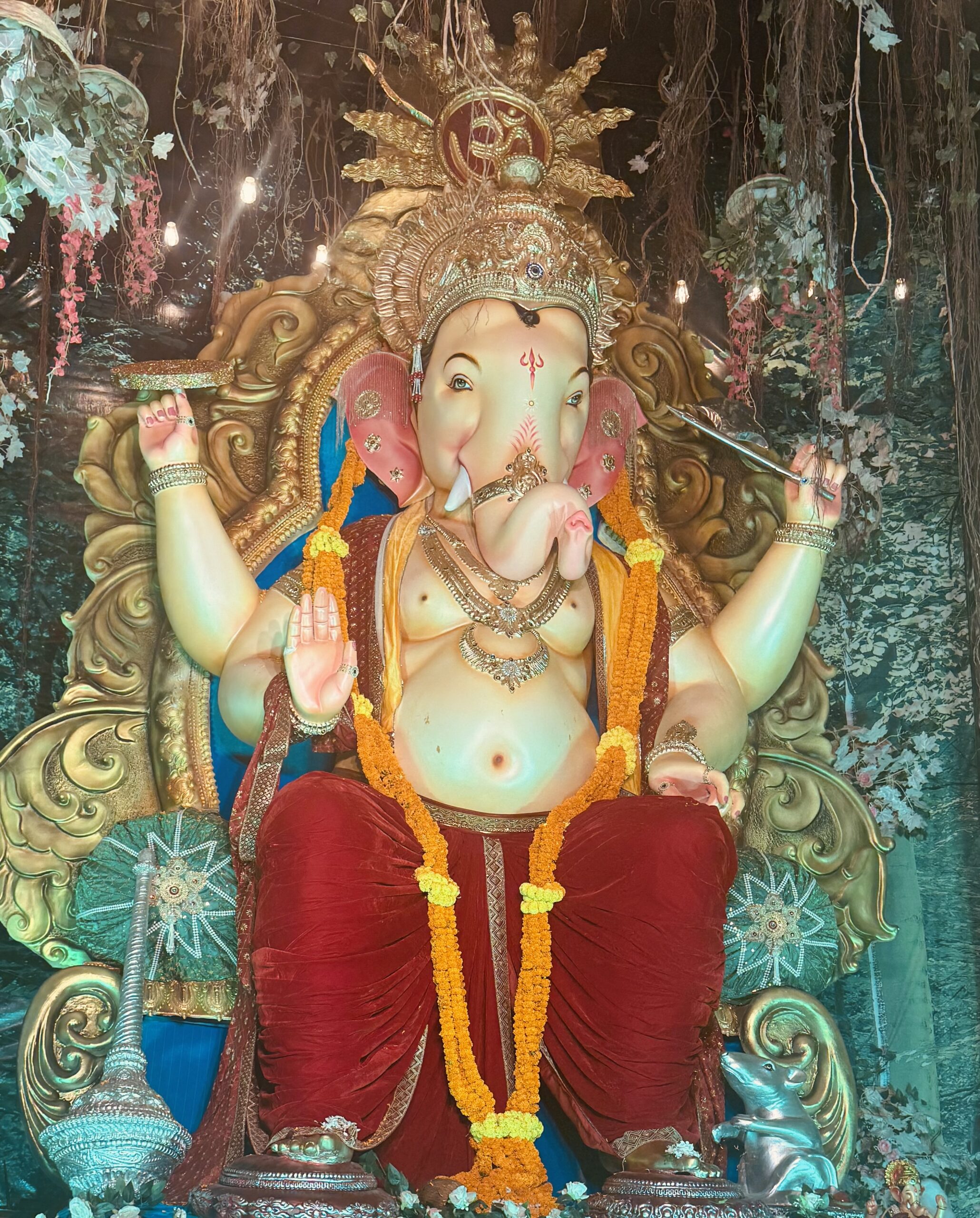 विकास मित्र मंडल द्वारा आयोजित इस भव्य गणेश उत्सव का पंडाल तिल्दा नेवरा नगर पालिका के पीछे होगा। यह स्थान श्रद्धालुओं के लिए सुविधाजनक होगा, जिससे वे आसानी से पंडाल तक पहुँच सकें।