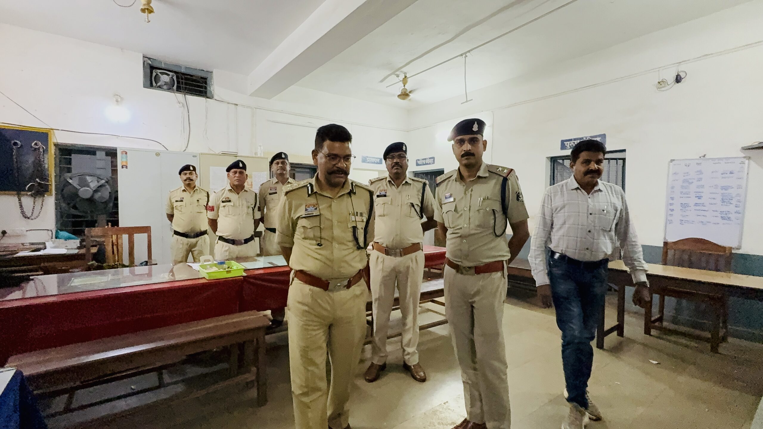 देर रात एसपी का औचक निरीक्षण, तिल्दा नेवरा थाना में सख्ती और भरोसाथाना प्रभारी नदारद, जनता को मजबूत पुलिस सेवा का आश्वासन