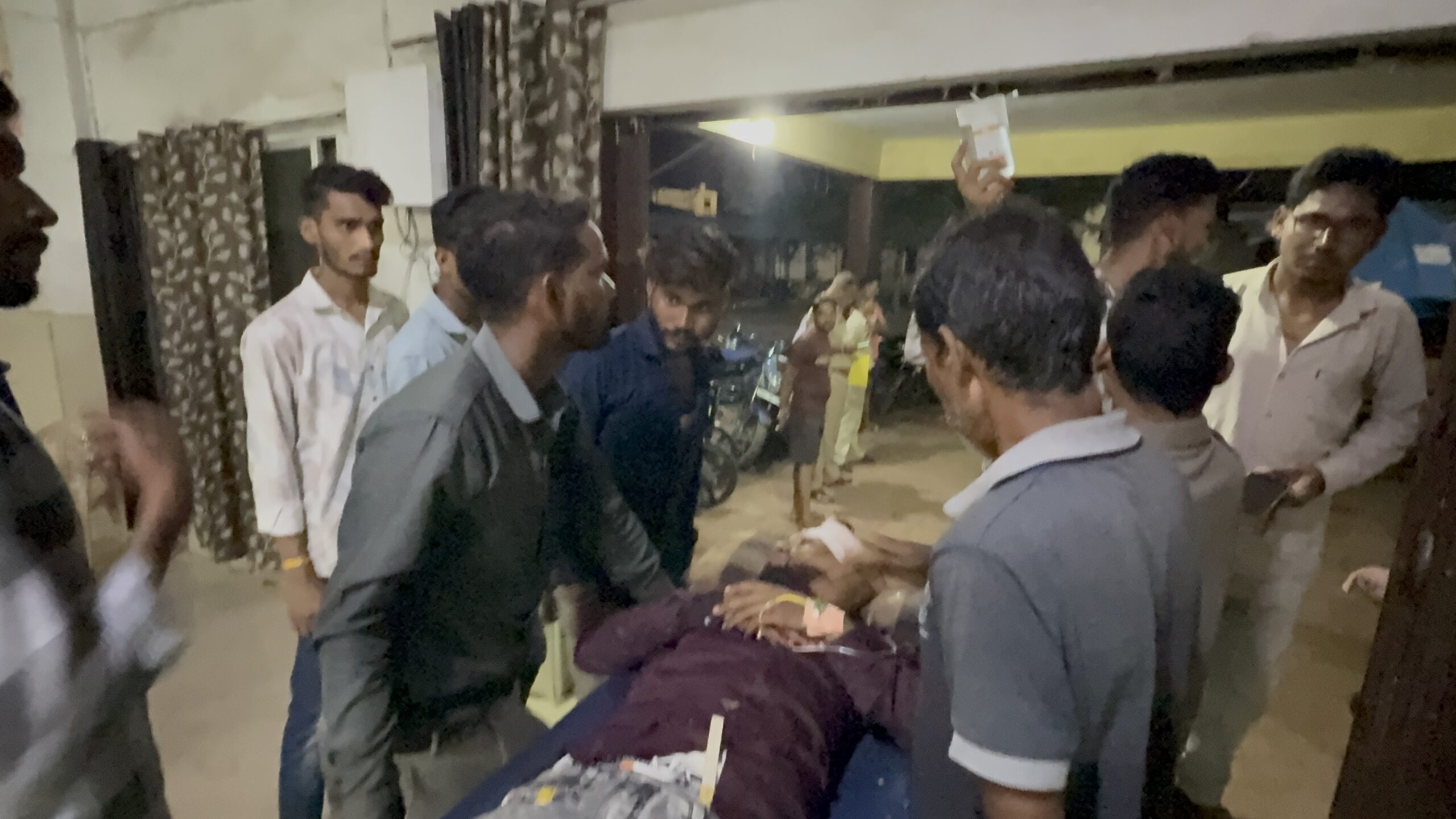 तिल्दा नेवरा में देर रात चाकूबाजी की घटना में दो लोग घायल हो गए। इस घटना के बाद पुलिस ने जांच शुरू कर दी है और हमलावरों की तलाश की जा रही है।”