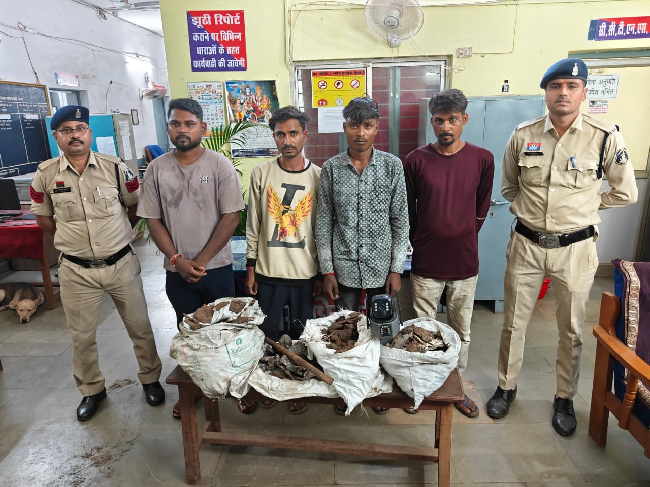 अष्टधातु फैरोमेटल प्लांट में चोरी का खुलासा, चार आरोपी गिरफ्तारसीसीटीवी कैमरा व कच्चा लोहा बरामद, कबाड़ी भी पुलिस जाल में