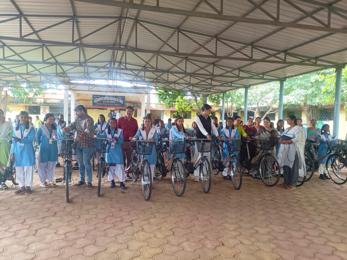 साइकिल पाकर बालिकाओं के चेहरे खिले