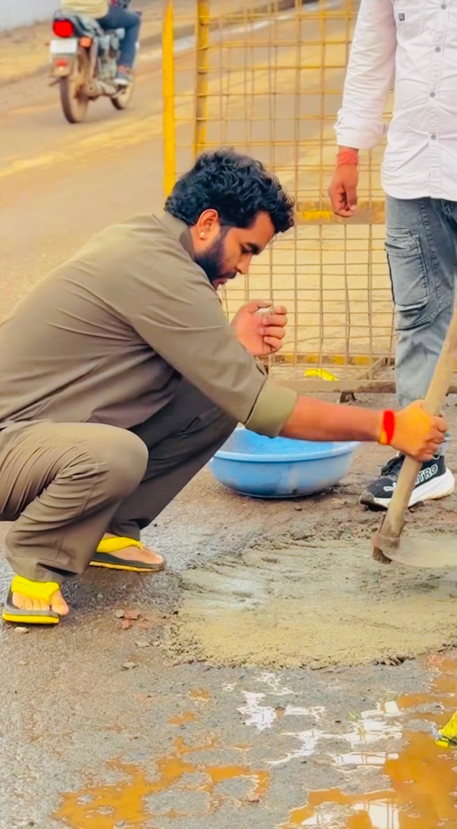 ओवरब्रिज़ के गड्ढे को समाजसेवी ने भरा, वाहन चालकों ने ली राहत की सांस