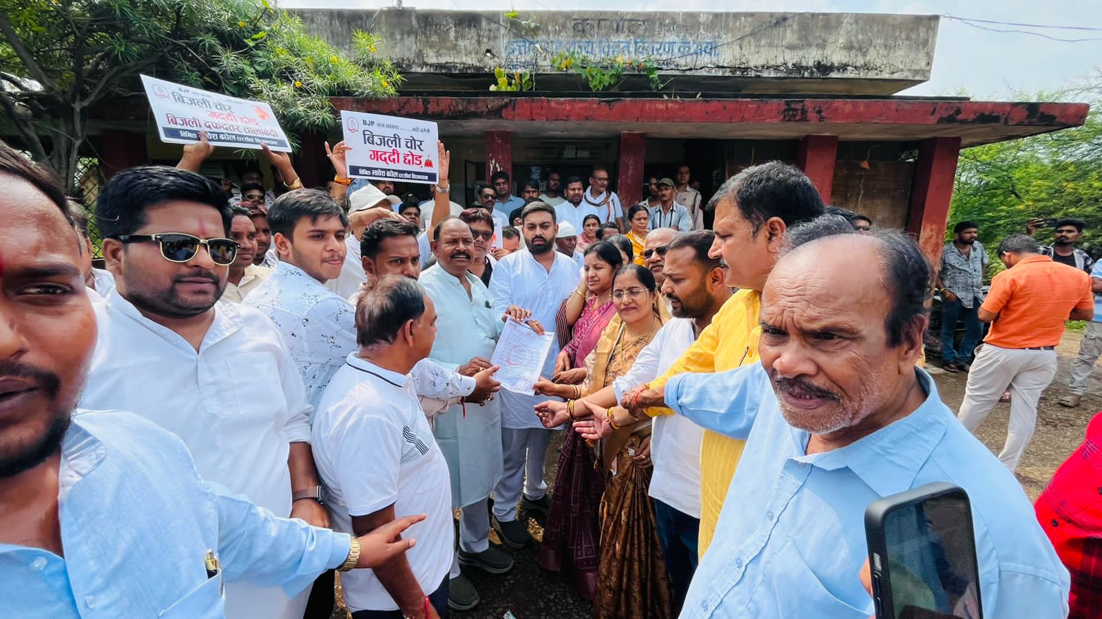 छत्तीसगढ़ में बिजली कटौती और स्मार्ट मीटर की समस्या गहराई – कांग्रेस ने किया घराव तालाबंदी
