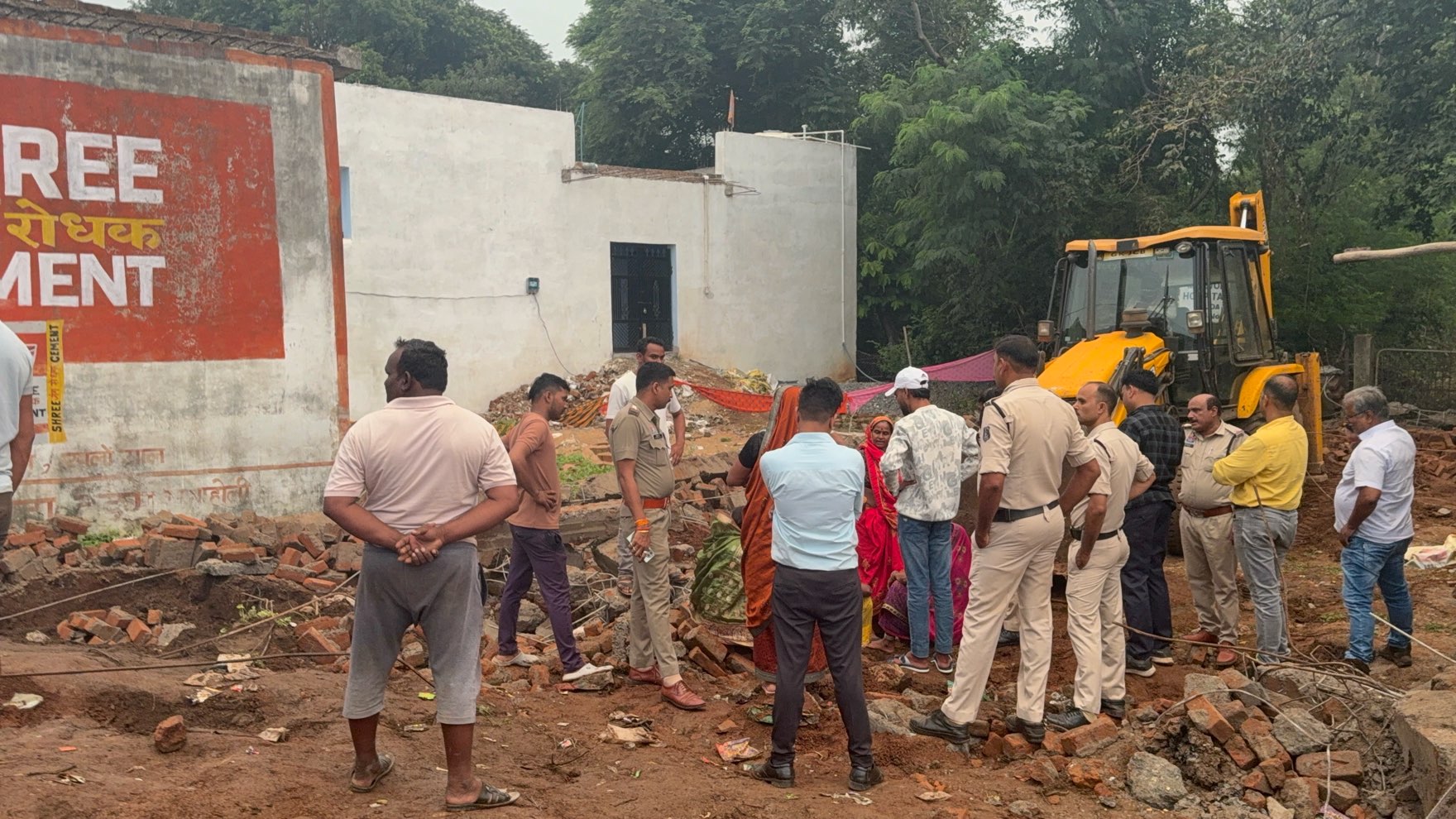 मिशन अस्पताल के सामने अतिक्रमण हटाने पहुंचा प्रशासन, बिना नोटिस तोड़फोड़ का आरोप, मौके पर विवाद – थाना प्रभारी बने ‘दबंग’
