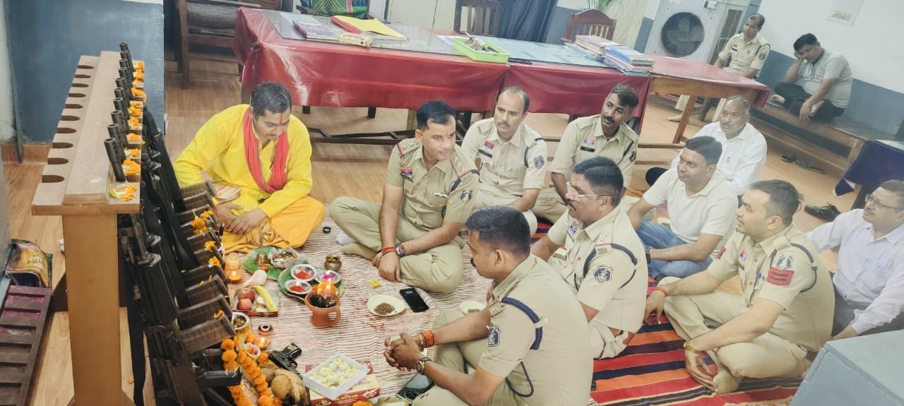 तिल्दा नेवरा पुलिस थाना में विजयदशमी पर परंपरागत शस्त्र पूजा