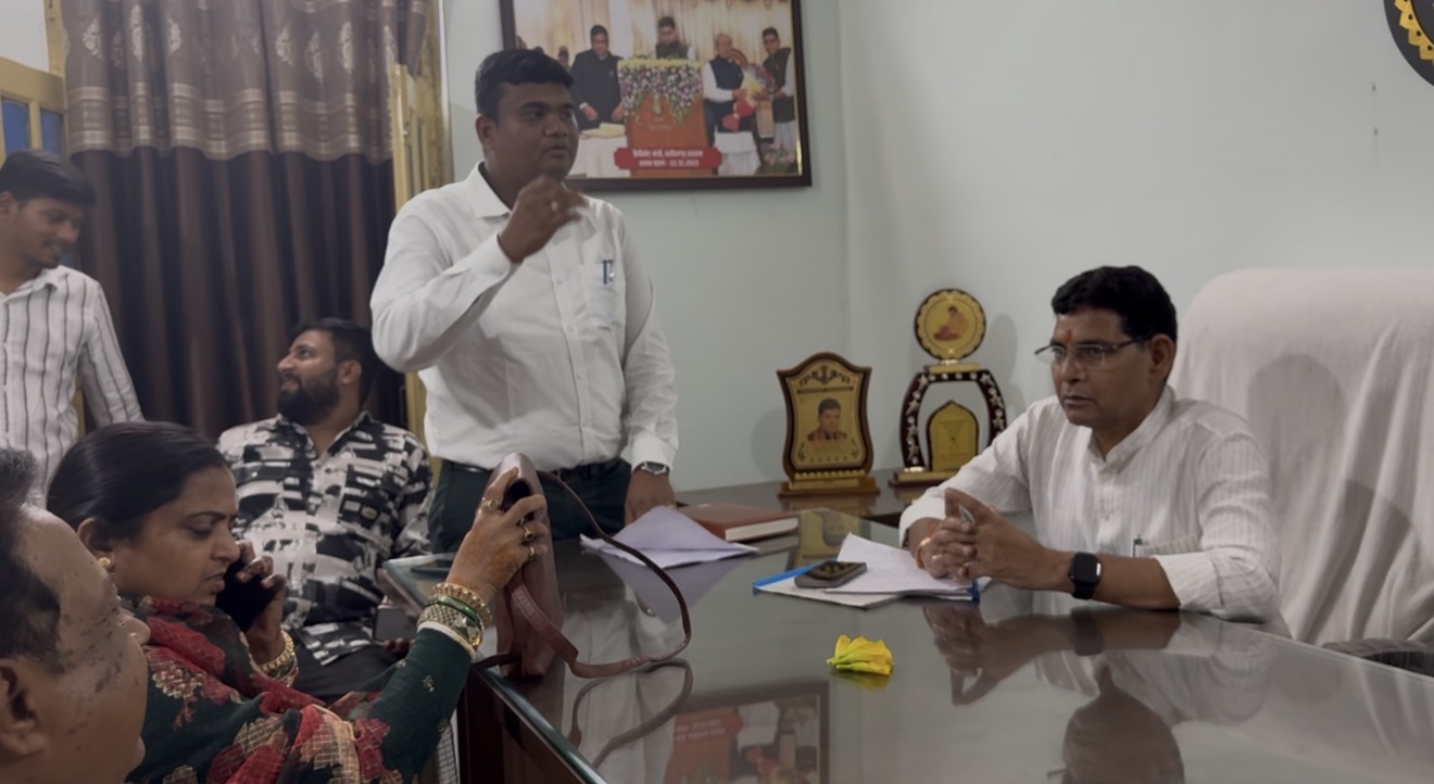 तिल्दा नेवरा।मंत्री टंक राम वर्मा पहुंचे विधायक कार्यालय तिल्दा काफी देर रुक कर कार्यकर्ताओं व आम जनता से हुए रूबरू।