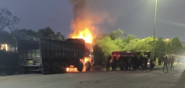 रेलवे रैक पॉइंट पर ट्रक में भीषण आग, उप निरीक्षक विकास देशमुख की तत्परता से टली बड़ी अनहोनी