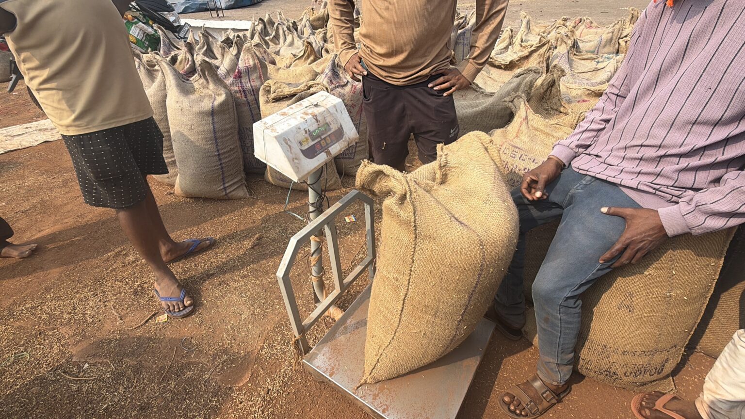 तिल्दा-नेवरा: ग्राम बिलारी के धान खरीदी केंद्र में किसानों से ‘तौल’ के नाम पर खुली ठगी