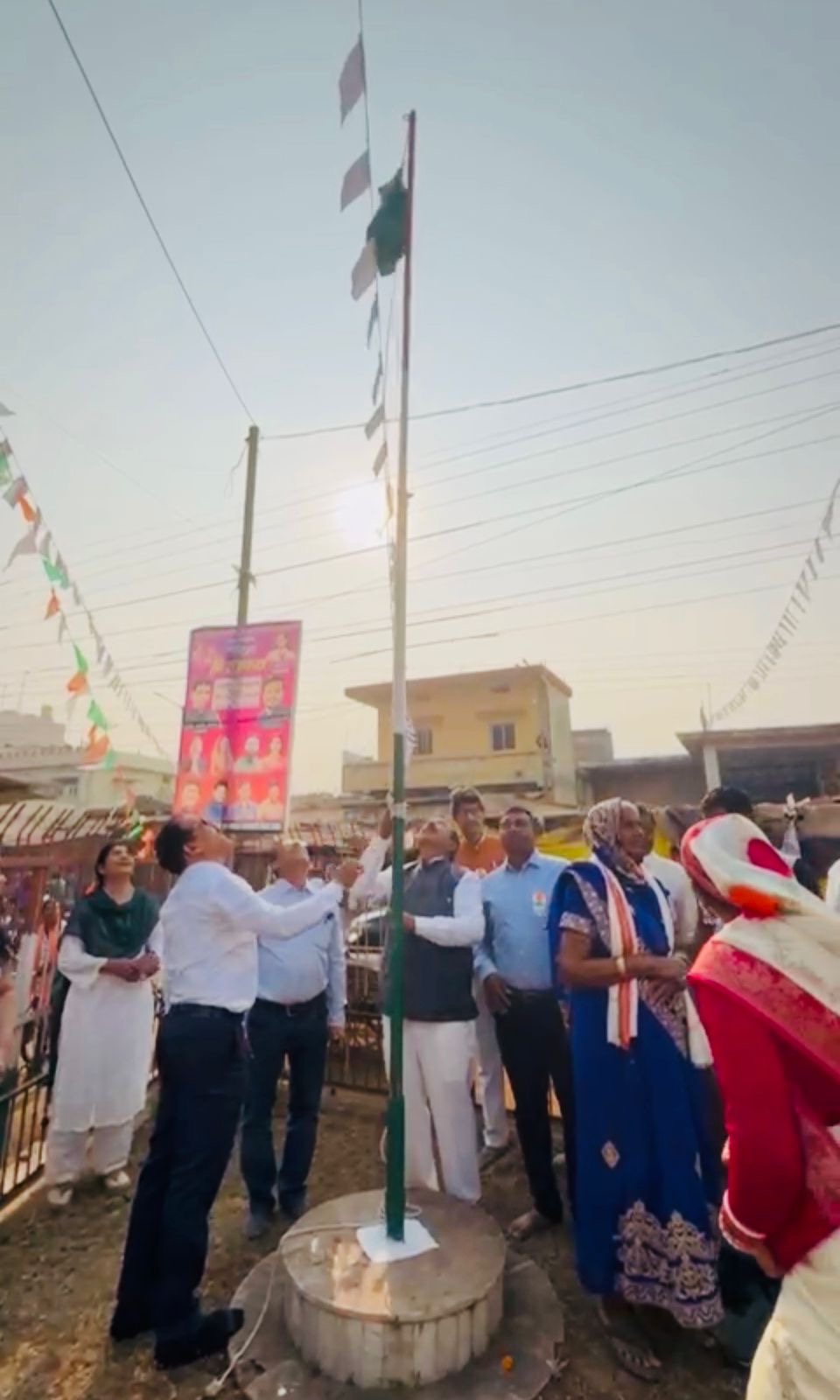 गणतंत्र दिवस के उपलक्ष में गांधी चौक में सांसद प्रतिनिधि राम पंजवानी ने फहराया तिरंगा