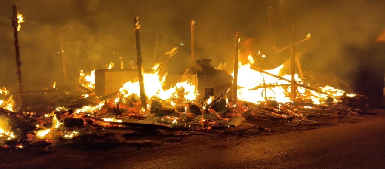 गुमटी नुमा होटल में अज्ञात व्यक्ति ने लगाई आग, एक बुजुर्ग घायल