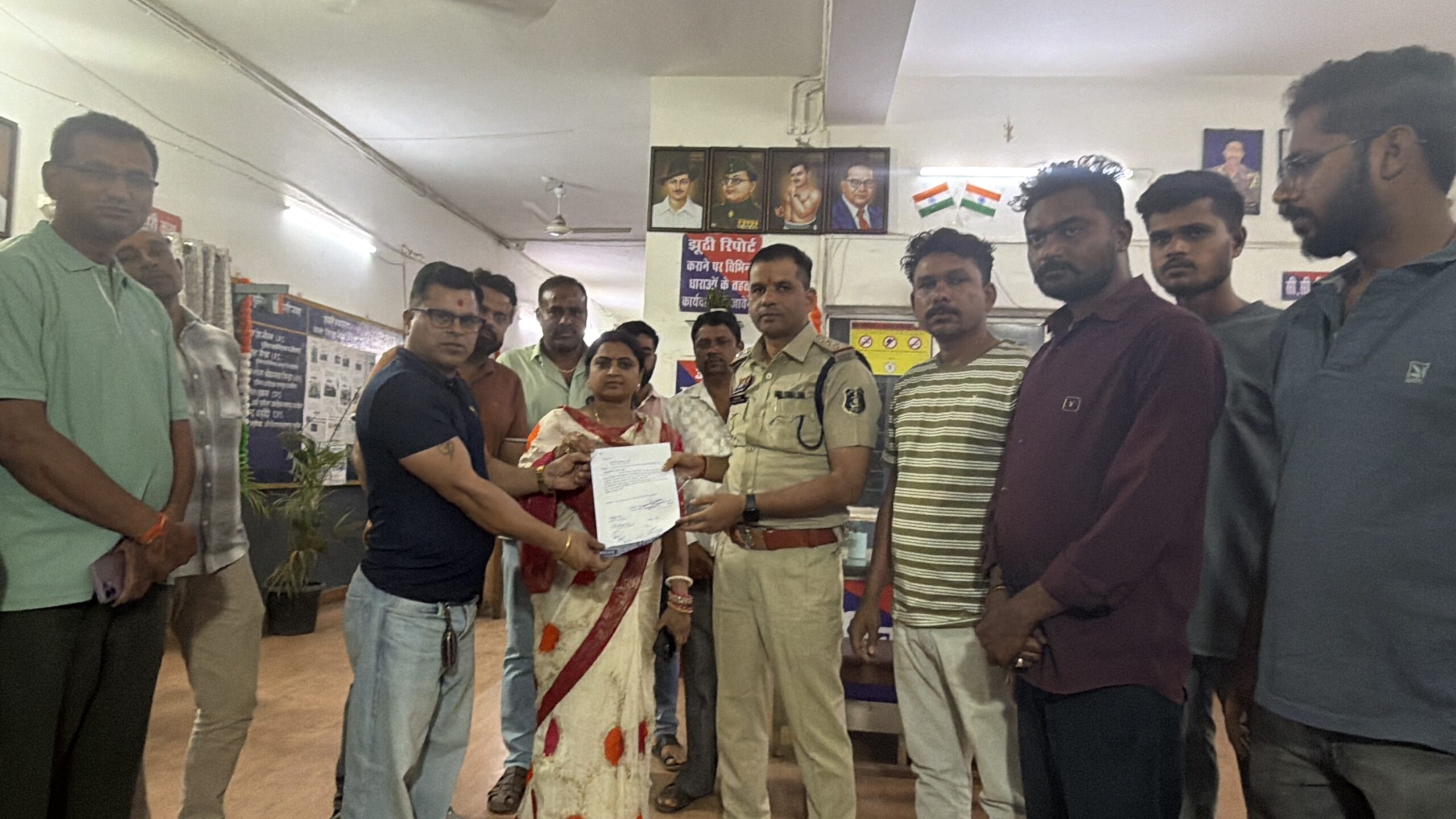 देर शाम थाना तिल्दा-नेवरा पहुंचकर नगर पालिका अध्यक्ष ने सौंपा ज्ञापन, भ्रामक खबरों पर कार्रवाई की मांगसभापति व पार्षदों की मौजूदगी में पुलिस से दोषियों पर सख्त कदम उठाने की अपील