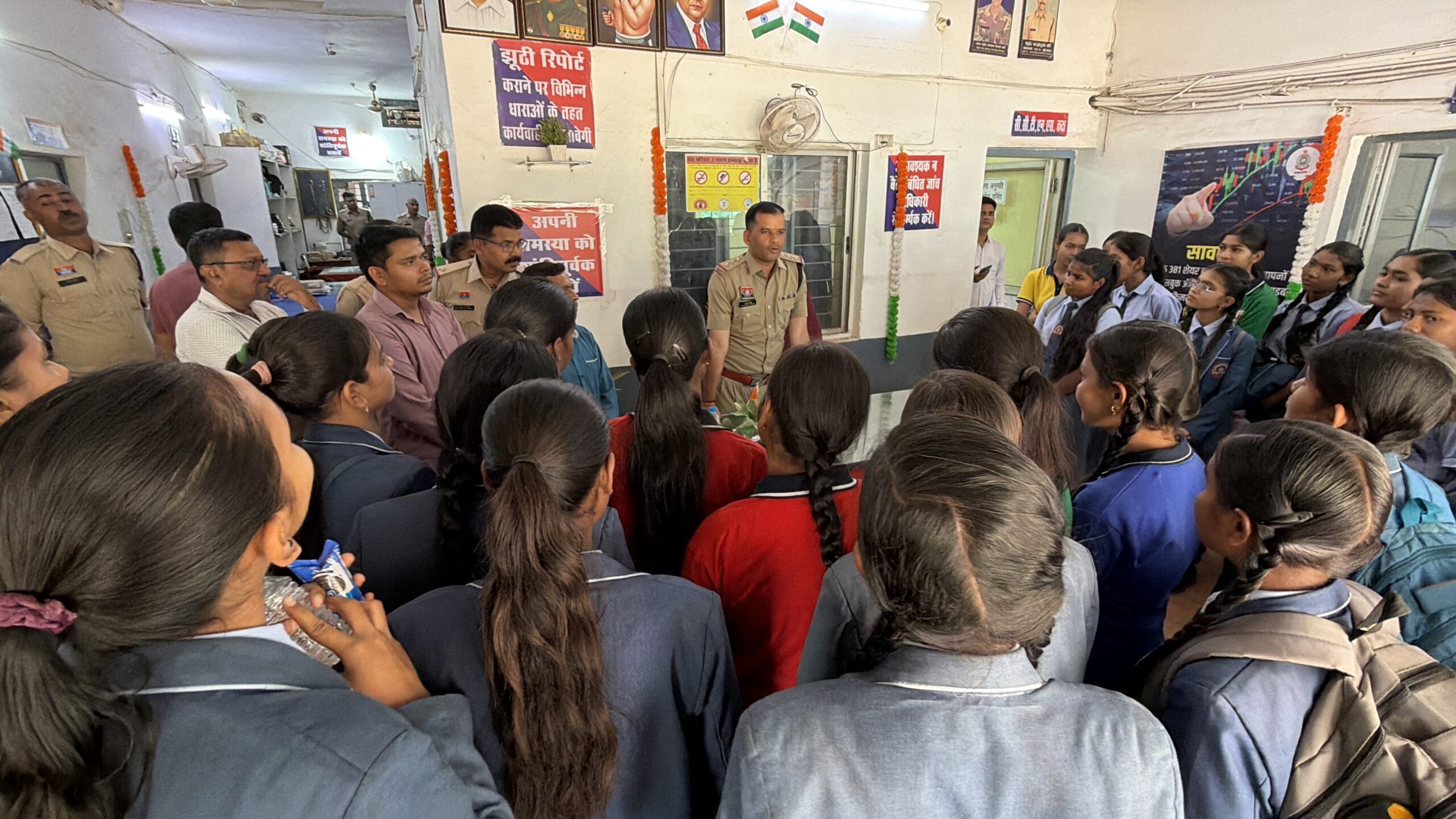 स्वामी आत्मानंद स्कूल की 55 छात्राओं ने किया थाना तिल्दा-नेवरा का भ्रमण, थाना प्रभारी रमाकांत तिवारी ने दी कानून और सुरक्षा की जानकारीपुलिस कार्यप्रणाली, महिला सुरक्षा, गुड टच-बैड टच और ट्रैफिक नियमों पर विशेष मार्गदर्शन