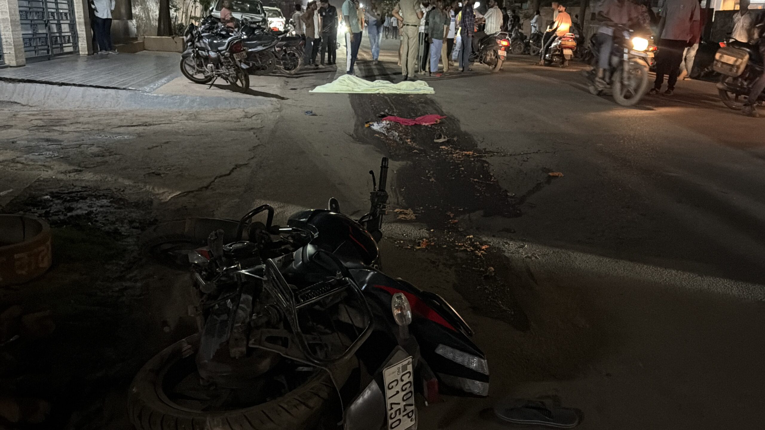 तिल्दा-नेवरा में दर्दनाक सड़क हादसा: ट्रकों के जमावड़े के बीच पल्सर CG04PG1450 को टक्कर, महिला की मौतऔद्योगिक क्षेत्र में फिर हादसा, जनता ने बायपास और ब्रेकर की मांग दोहराई