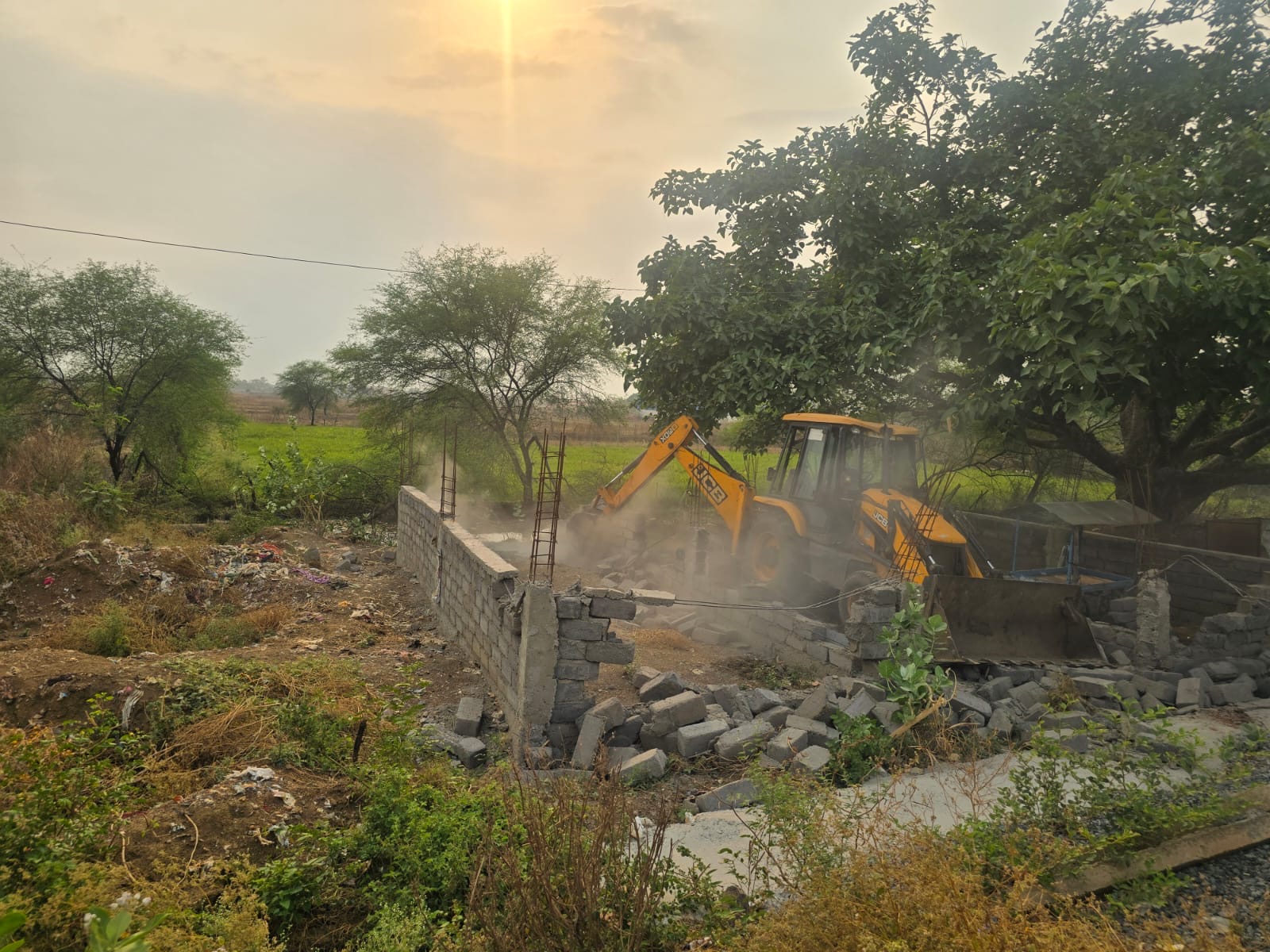 मंत्री टंक राम वर्मा के निर्देश के बाद प्रशासन की बड़ी कार्रवाईBNB हाई स्कूल से कॉलेज मार्ग पर बन रही तीन अवैध दुकानों को तहसीलदार रामप्रसाद बघेल ने तुड़वाया