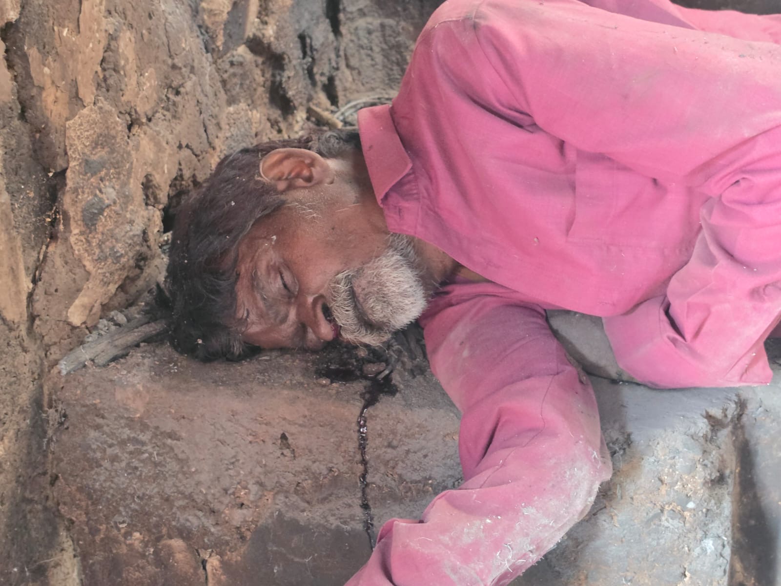 अमित चावल उद्योग के पीछे अज्ञात शव मिलने से क्षेत्र में चर्चा पहचान के प्रयास में जुटी तिल्दा-नेवरा पुलिस, लोगों से की गई जानकारी देने की अपील