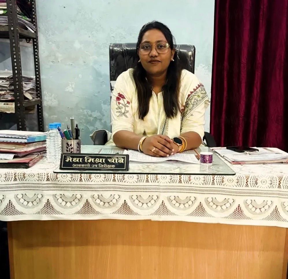 ओवररेटिंग पर आबकारी विभाग की बड़ी कार्रवाई: एक माह में चौथा मामला, 4 कर्मचारी सेवा से पृथक, मेघा मिश्रा की सख्ती