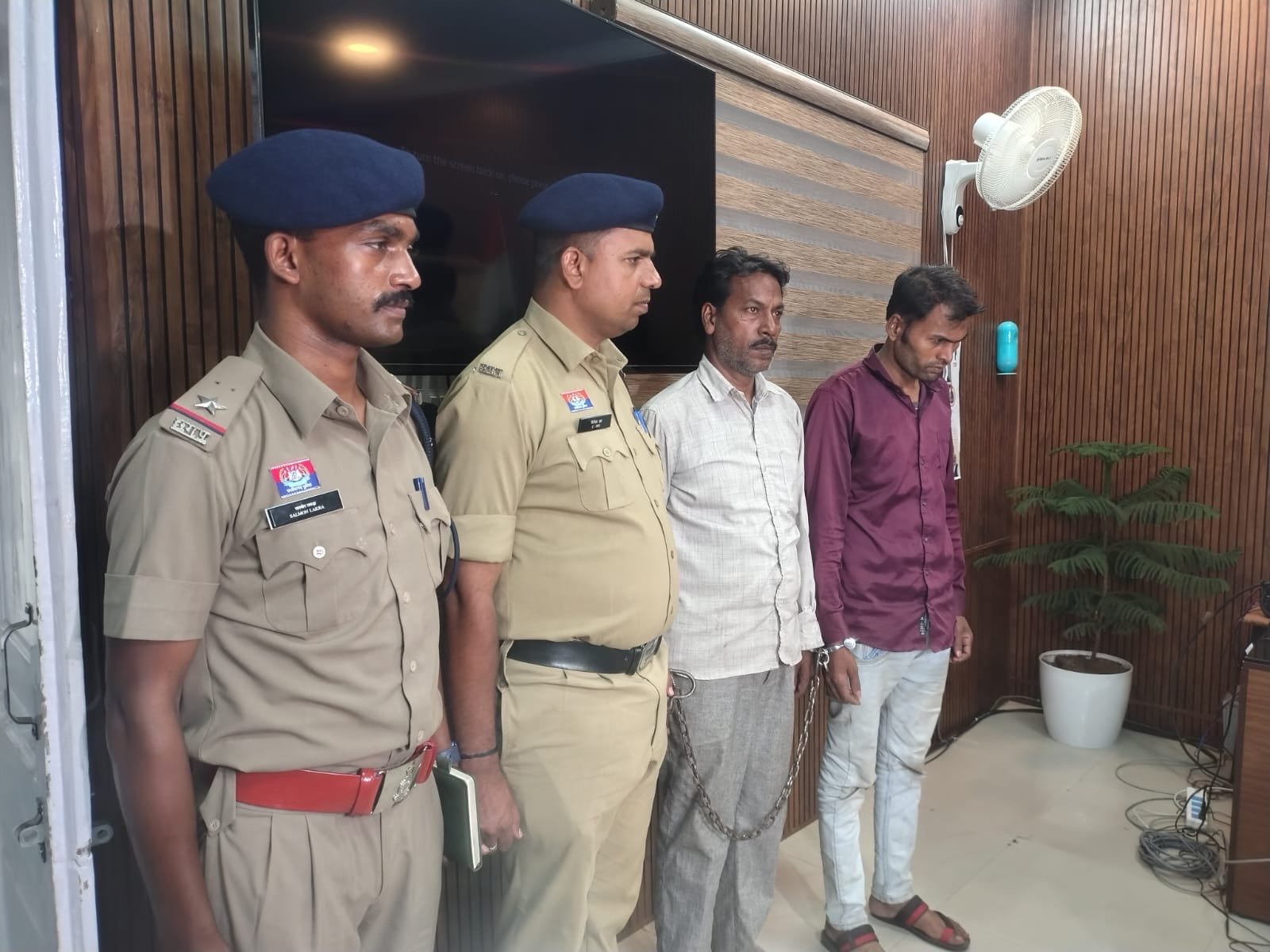 धर्म परिवर्तन के लिए दबाव बनाने और धार्मिक भावनाएं आहत करने का आरोप, खरोरा पुलिस ने दो आरोपियों को किया गिरफ्तार