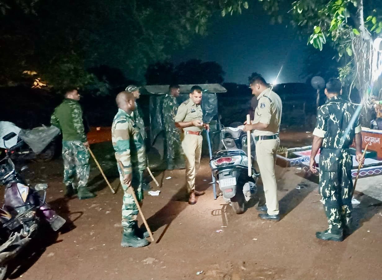 तिल्दा नेवरा में आधी रात पुलिस का कॉम्बिंग ऑपरेशन, बदमाशों के घरों पर दबिश
