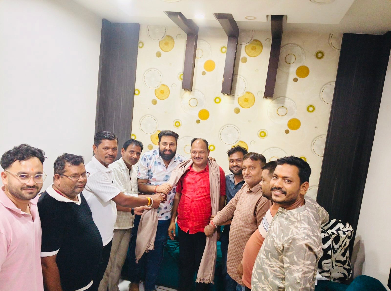 गुरु पूर्णिमा पर सांसद प्रतिनिधि अनिल अग्रवाल के निवास पहुंचकर जनप्रतिनिधियों ने किया सम्मान, शॉल ओढ़ाकर दी शुभकामनाएं
