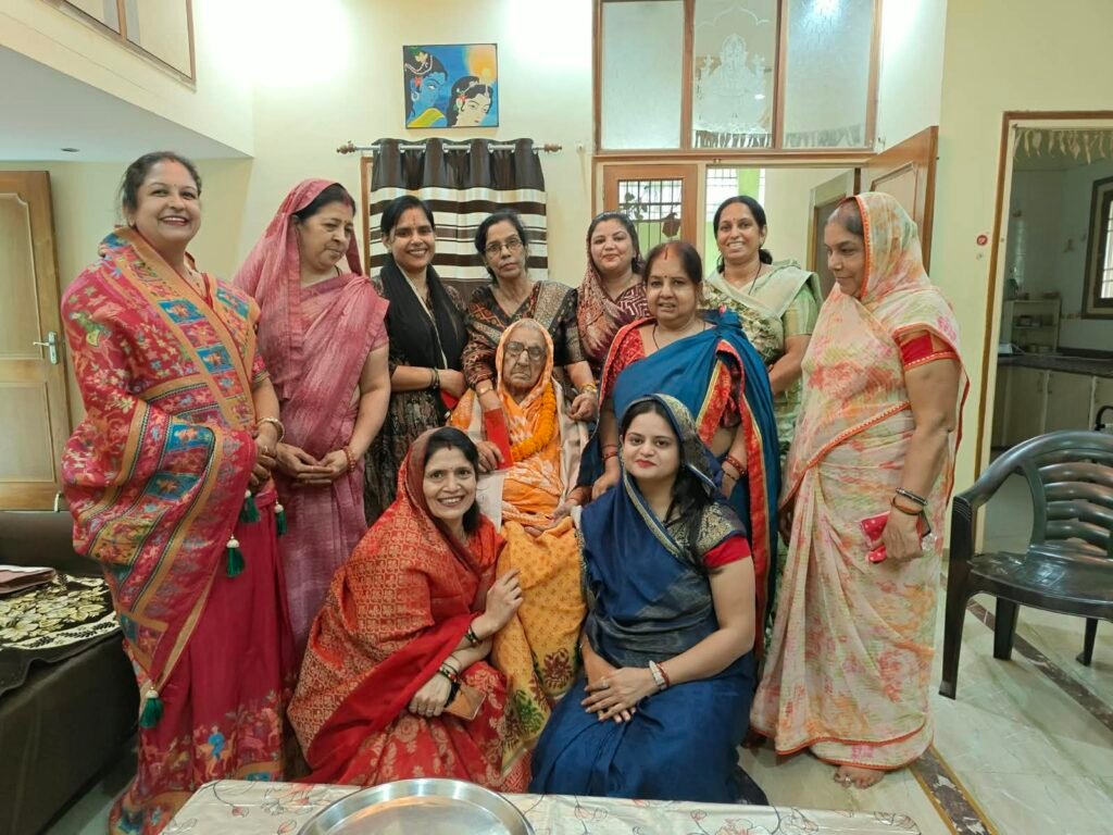 शतायु की ओर अग्रसर कस्तुरी देवी शर्मा का ब्राह्मण महिला मंडल ने किया सम्मान