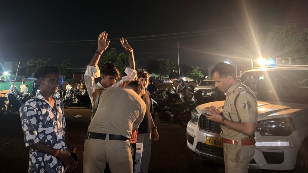 मीना बाजार और हाईस्कूल क्षेत्र में पुलिस की सघन चेकिंग, थाना प्रभारी रमाकांत तिवारी ने युवाओं को दी समझाइश