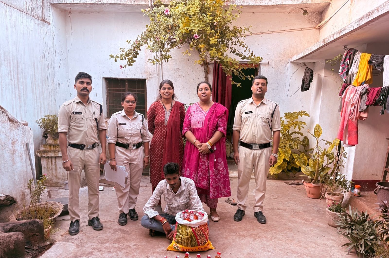 आबकारी विभाग की बड़ी कार्रवाई: 9.18 बल्क लीटर अवैध देशी शराब जब्त, एक आरोपी गिरफ्तार