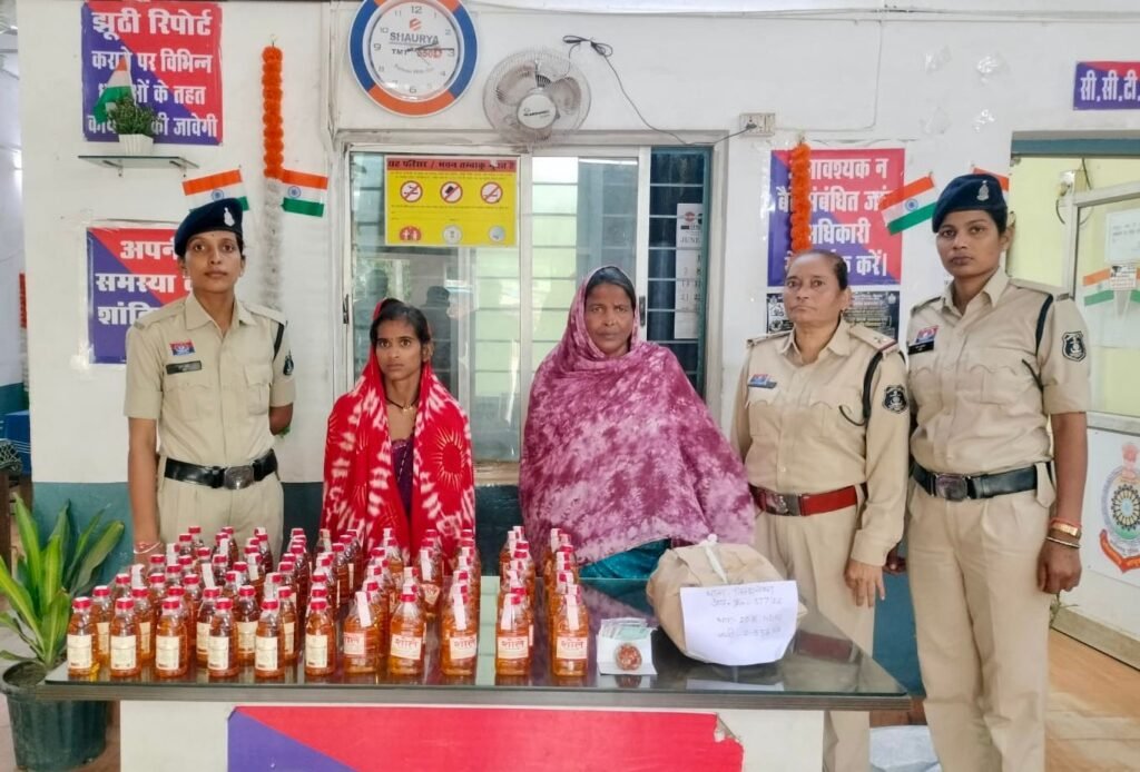 एफसीआई गोदाम के पास गांजा बेचने ग्राहक तलाश रही महिला गिरफ्तार एफसीआई गोदाम के पास गांजा बेचने ग्राहक तलाश रही महिला गिरफ्तार