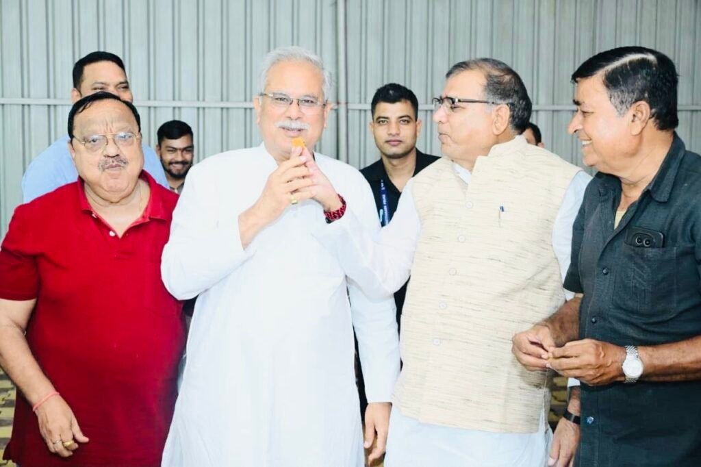 पूर्व मुख्यमंत्री भूपेश बघेल के निवास पर राम गिंडलानी का जन्मदिन मनाया पूर्व मुख्यमंत्री भूपेश बघेल के निवास पर राम गिंडलानी का जन्मदिन मनाया