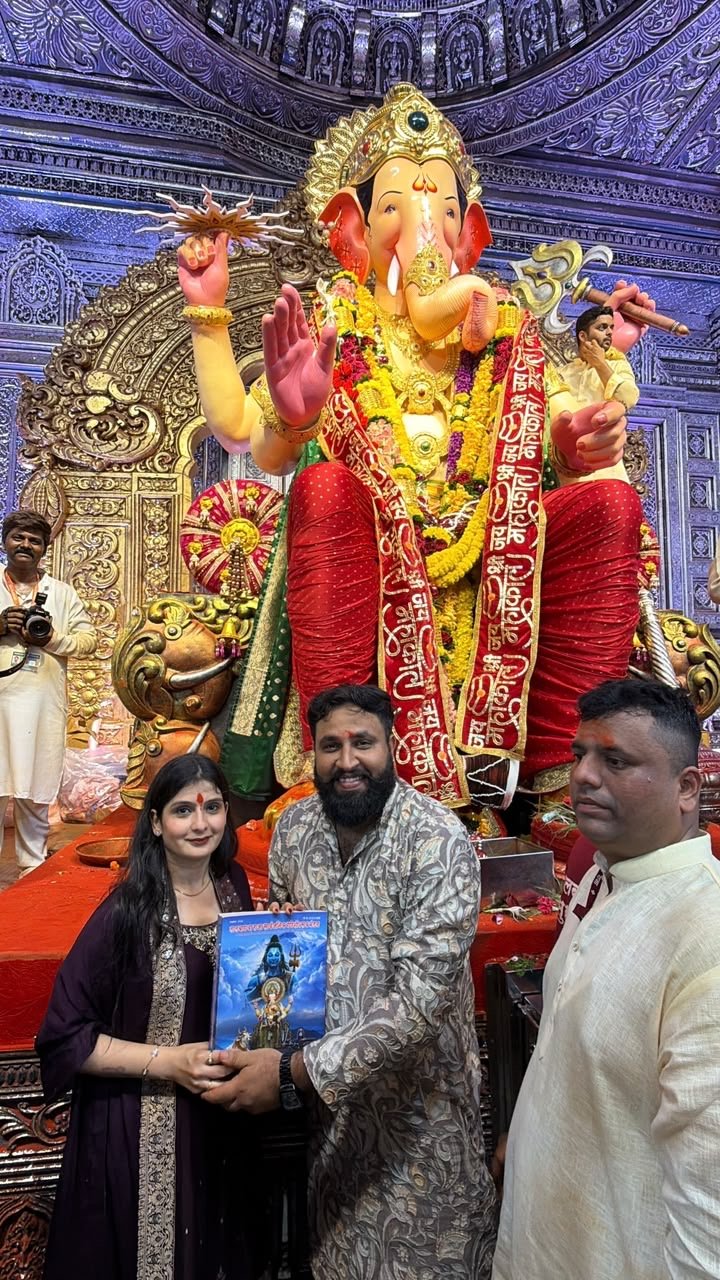 मुंबई के लालबागचा राजा के दरबार में पहुंचे विकास सुखवानी, पत्नी पलक सुखवानी एवं नगर पालिका उपाध्यक्ष भी रहे साथ