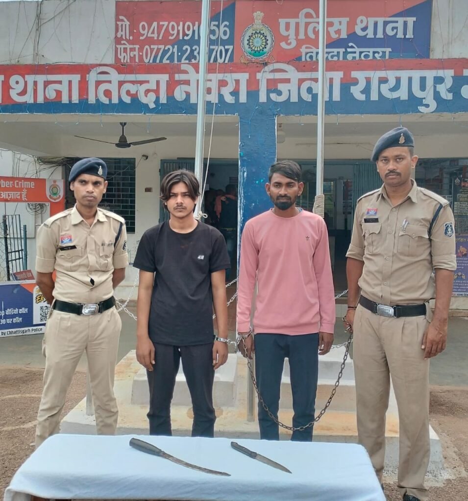 चाकू लहराकर राहगीरों में दहशत फैलाने वाले 3 आरोपी गिरफ्तार