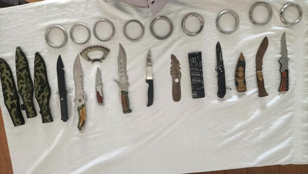 सेवा संकल्प अभियान का असर: ग्रामीणों ने पुलिस को सौंपे 106 हथियार व आपत्तिजनक सामान सेवा संकल्प अभियान का असर: ग्रामीणों ने पुलिस को सौंपे 106 हथियार व आपत्तिजनक सामान