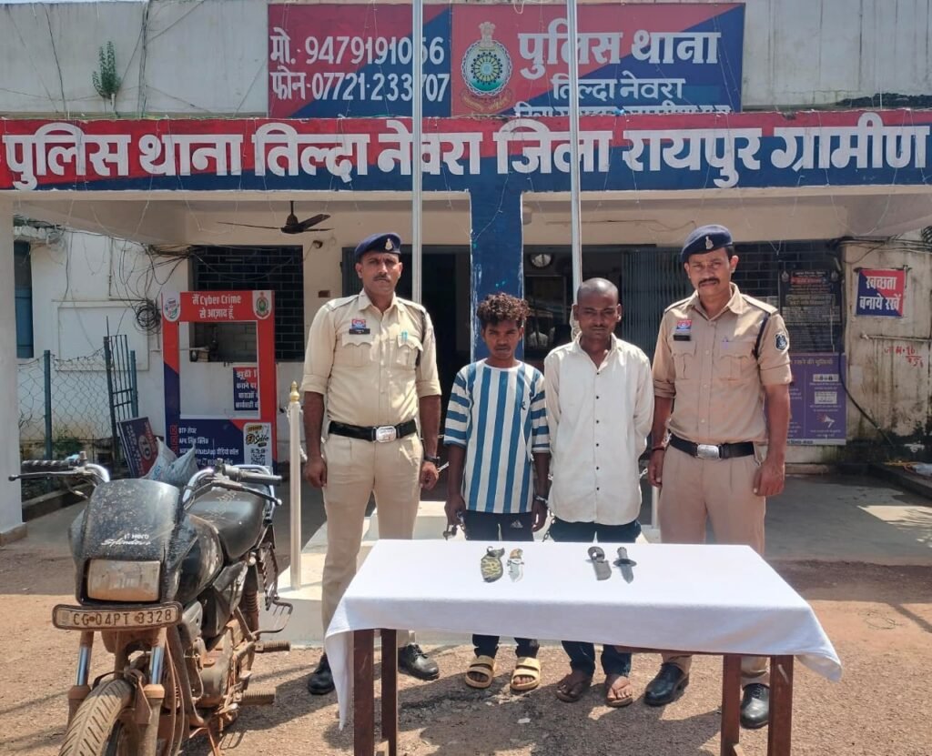 धारदार चाकू लहराकर राहगीरों में दहशत फैलाने वाले दो युवक गिरफ्तार