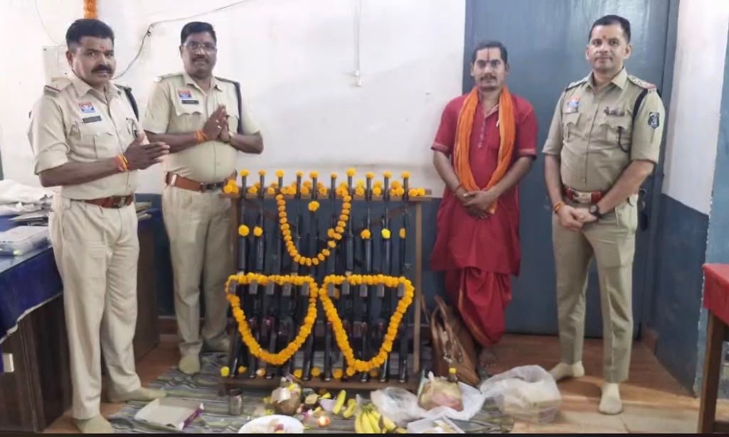 तिल्दा-नेवरा थाने में विधि-विधान से हुई शस्त्र पूजा, थाना प्रभारी सहित पुलिस अधिकारियों ने की पूजा-अर्चना